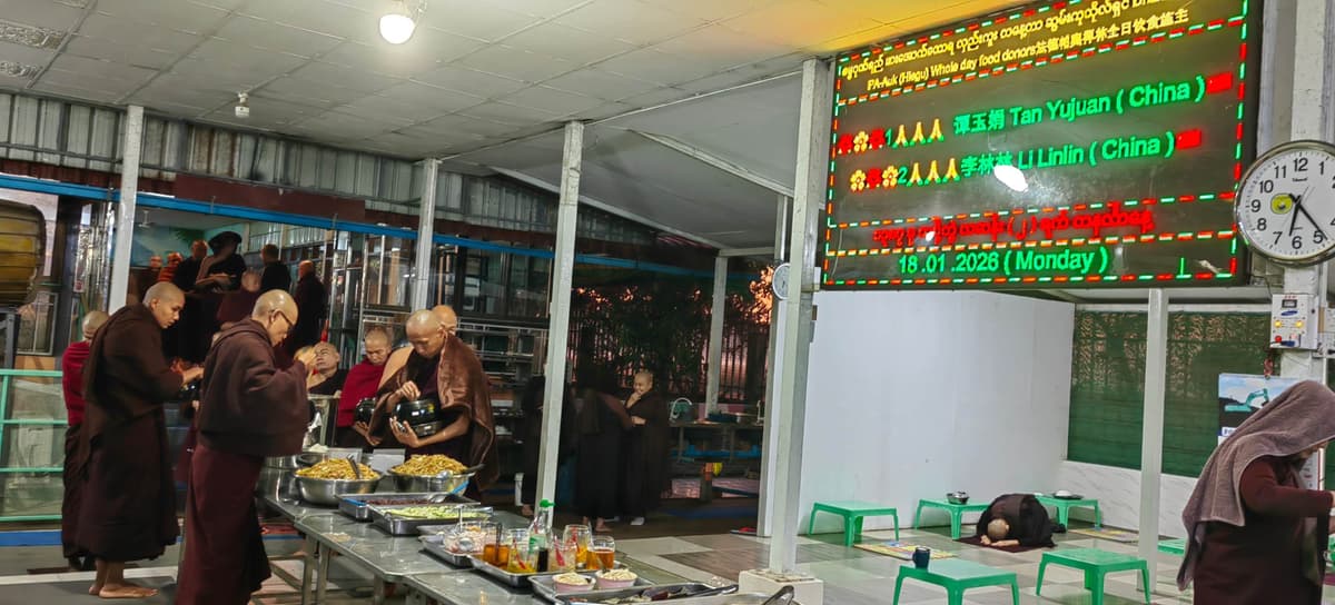 曼德勒分院 · 法师们用斋